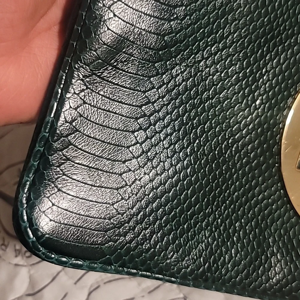 ⚘️⚘️EMBOSSED TORY BURCH REVA IN BEAUTIFUL DARK GREEN⚘️⚘️